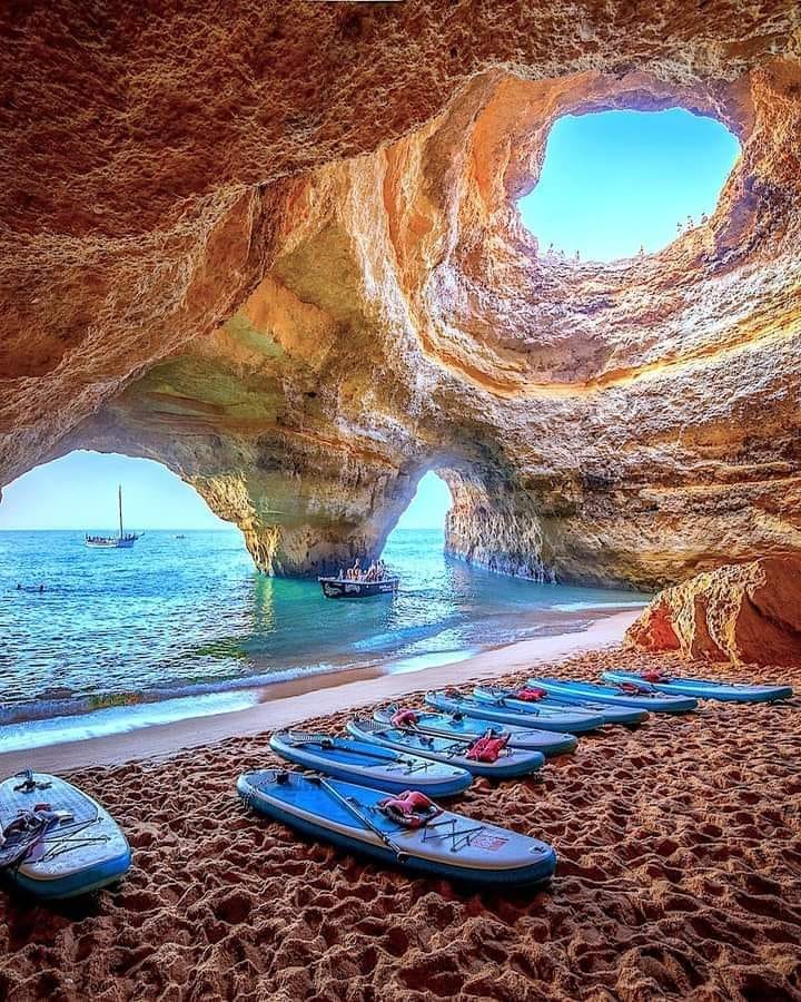 Situé dans la région de l'Algarve, le village de pêcheurs de Benagil est connu pour ses plages pittoresques et ses grottes marines.